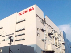 Toshiba recovers from losses after Apple's investment offer